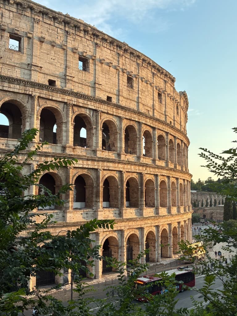 Colisée de Rome vu à travers le feuillage