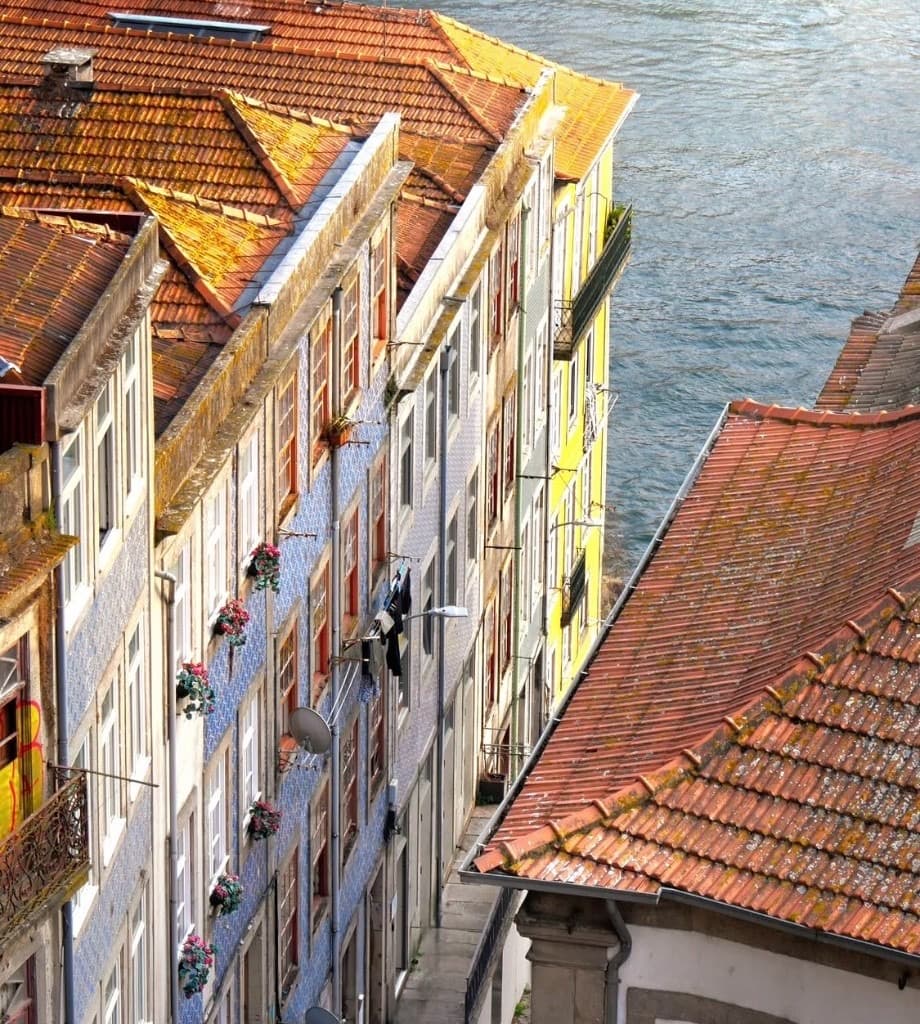 Ruelle et toits d’une ville au bord de l’eau