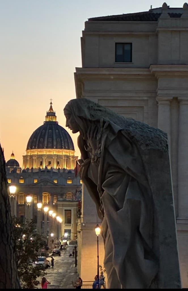 Statue contemplative face à un dôme illuminé au crépuscule, Rome